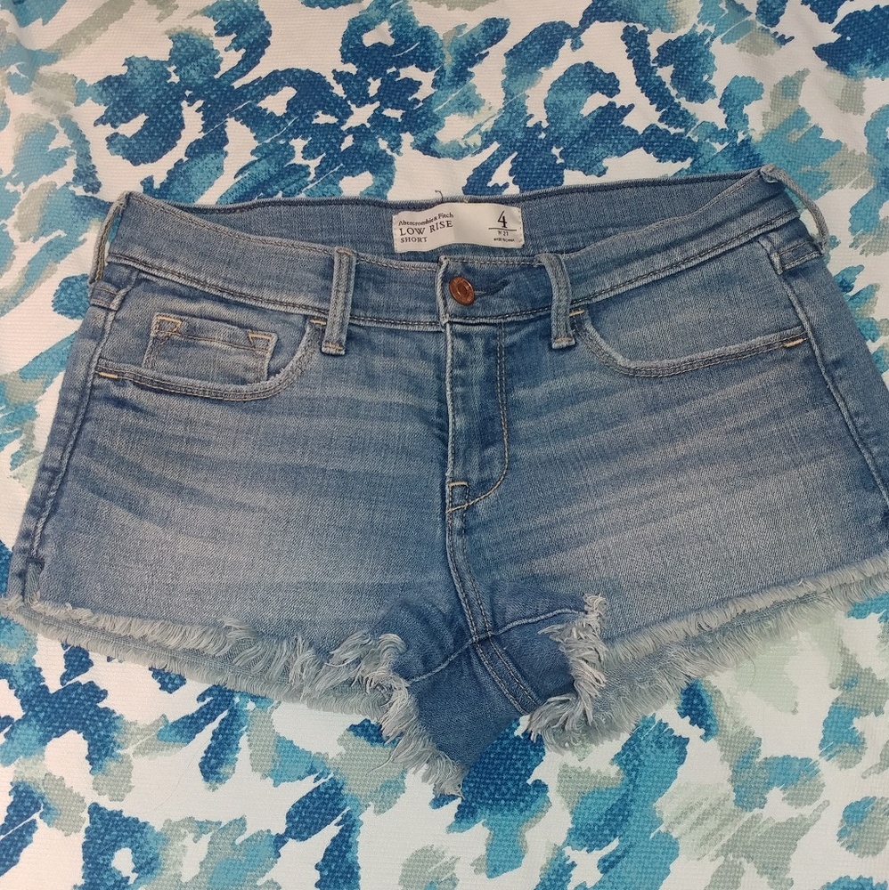Size 4 Ambercrombie & Finch fray Jean shorts
